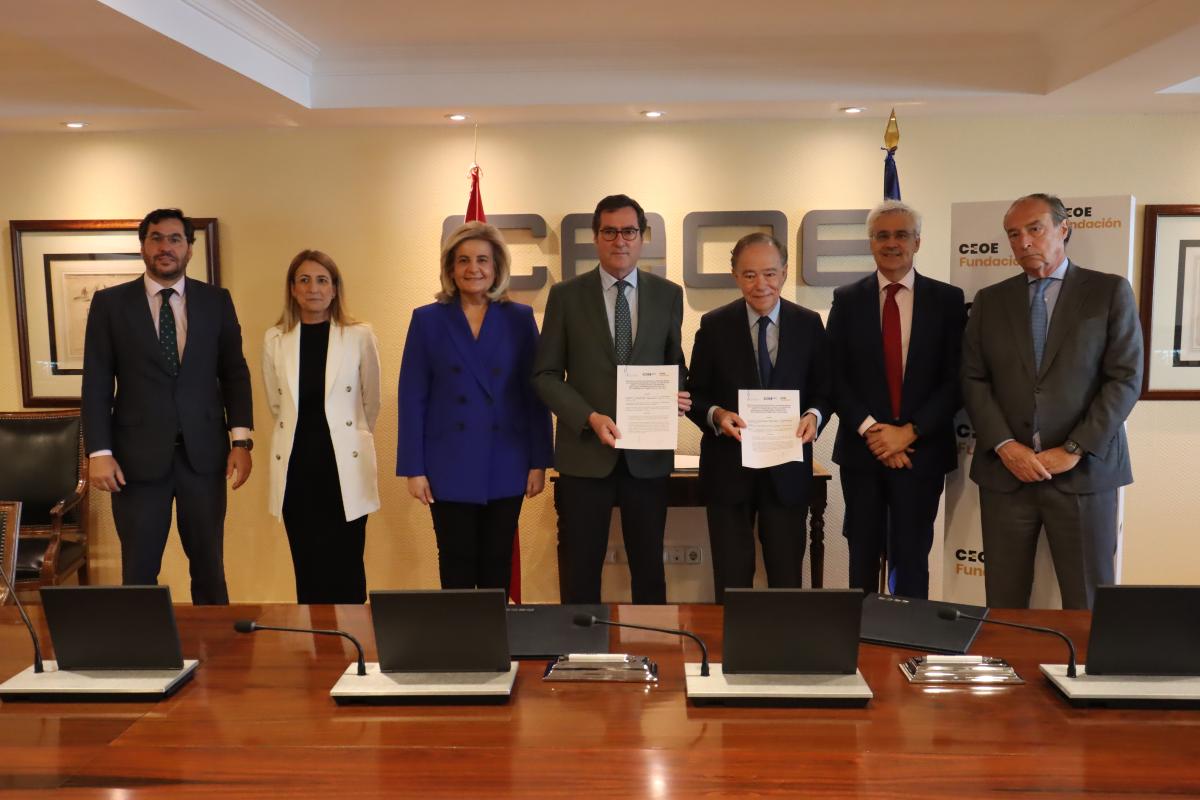 Pie de foto (izq a dcha): el adjunto al director general del Teatro Real, Borja Ezcurra; la directora de Turismo, Cultura y Deporte de CEOE, Inmaculada Benito; la presidenta de la Fundación CEOE, Fátima Báñez; el presidente de CEOE, Antonio Garamendi; el presidente de la Fundación del Teatro Real, Gregorio Marañón; el director general del Teatro Real, Ignacio García-Belenguer; y el secretario general de CEOE, José Alberto González Ruiz.