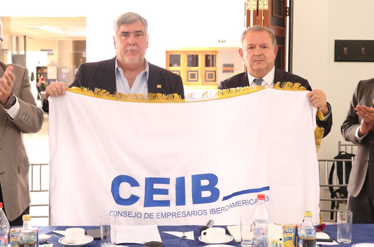 Traspaso de la Presidencia protempore de CEIB a Francisco Jarrín en Cuenca, Ecuador