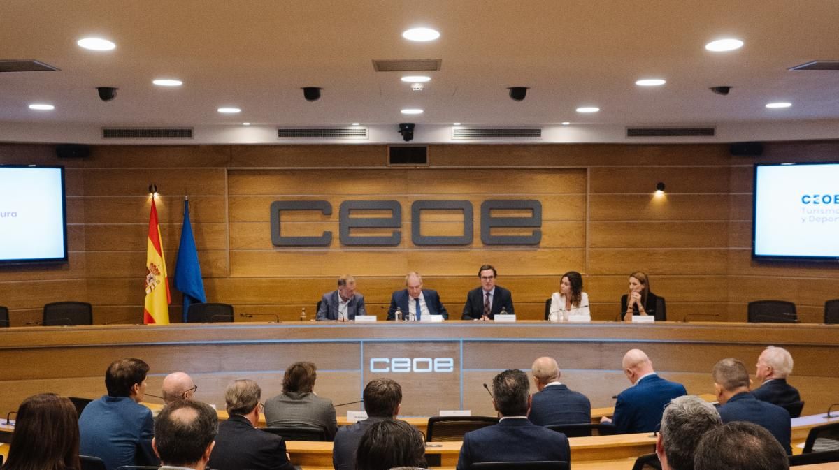 (izq a dcha): Juan Cierco, presidente del Consejo de Turismo de CEOE; Jordi Hereu, ministro de Industria y Turismo del Gobierno de España; Antonio Garamendi, presidente de CEOE; Rosario Sánchez, secretaria de Estado de Turismo; Inmaculada Benito, CEOE
