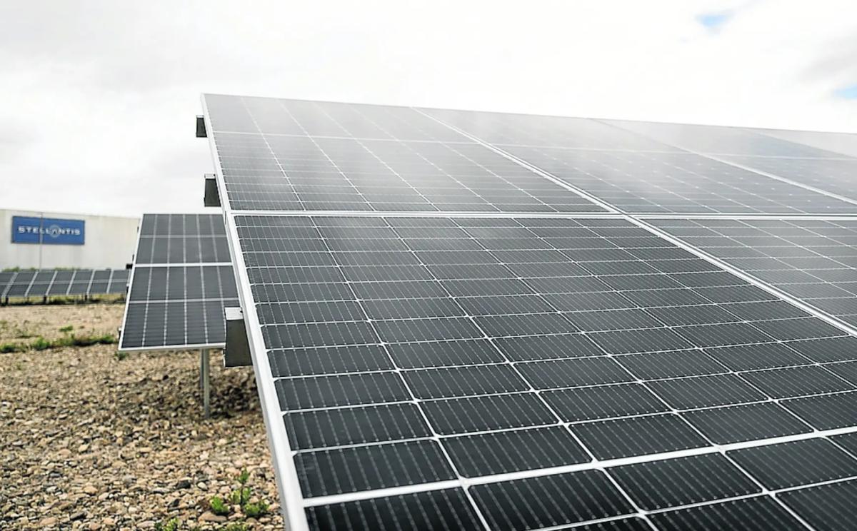 Paneles solares en la planta de Stellantis de Zaragoza