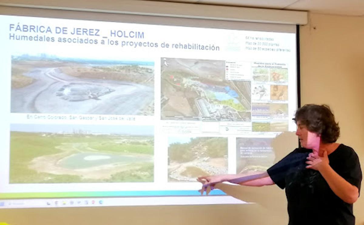 Rehabilitación ecológica de espacios mineros por Holcim en Jerez