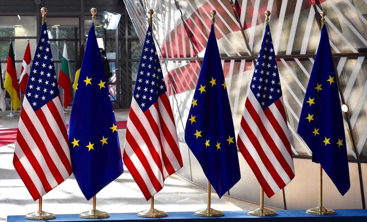 Banderas de Estados Unidos y Unión Europea