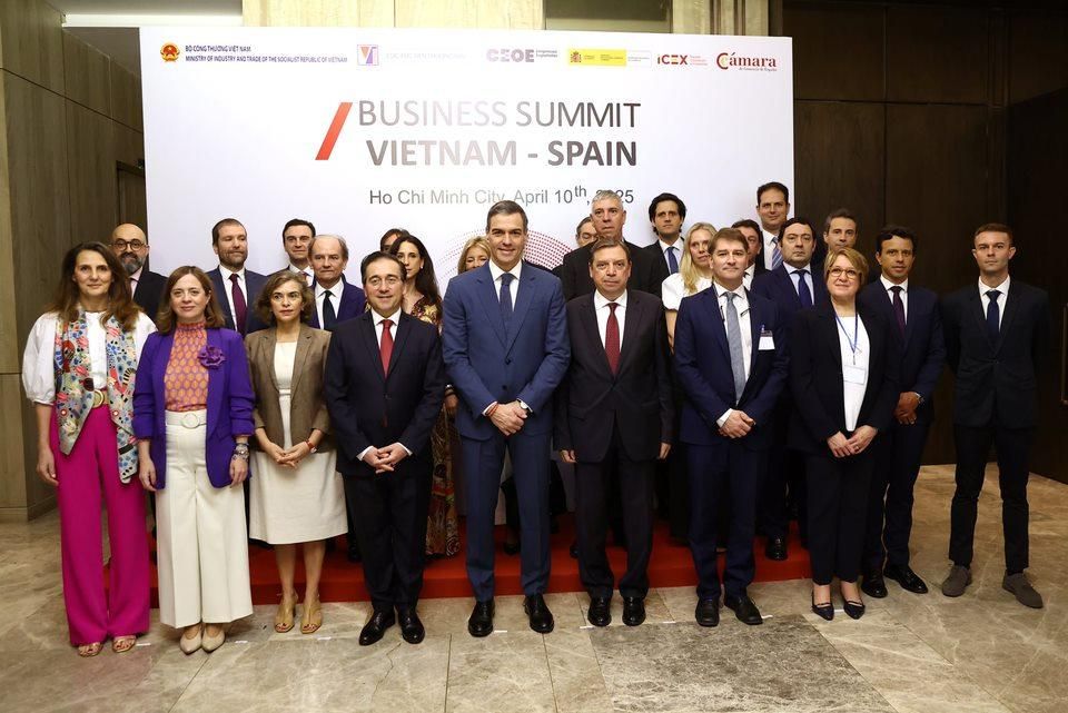 Foto institucional del viaje de Pedro Sánchez a Vietnam