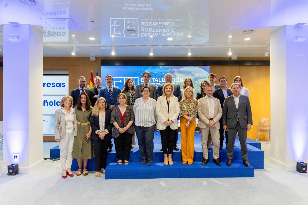 Fátima Báñez, junto al equipo de Digitalización Sostenible, miembros de SCRAP y representantes de las empresas colaboradoras