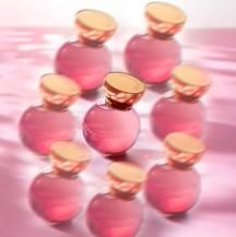 En la imagen, la empresa PyD presenta unos botes de perfume de color rosa