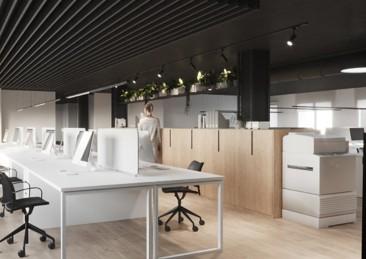 Oficina moderna con mesas blancas, ordenadores, mostrador de madera con plantas y techo oscuro con iluminación