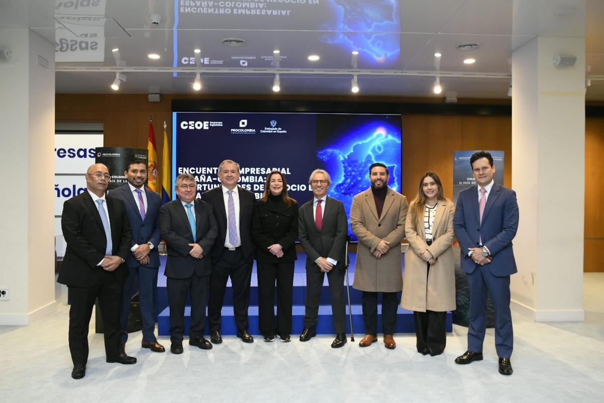 Foto de familia de los participantes en el Encuentro Empresarial con autoridades de El Caribe Colombiano