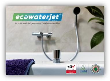 Dispositivo ecowaterjet colocado en el borde de una bañera, con una toalla morada y un grifo de ducha al fondo. Logotipos de certificaciones y el eslogan ‘La solución inteligente para hoteles sostenibles’.