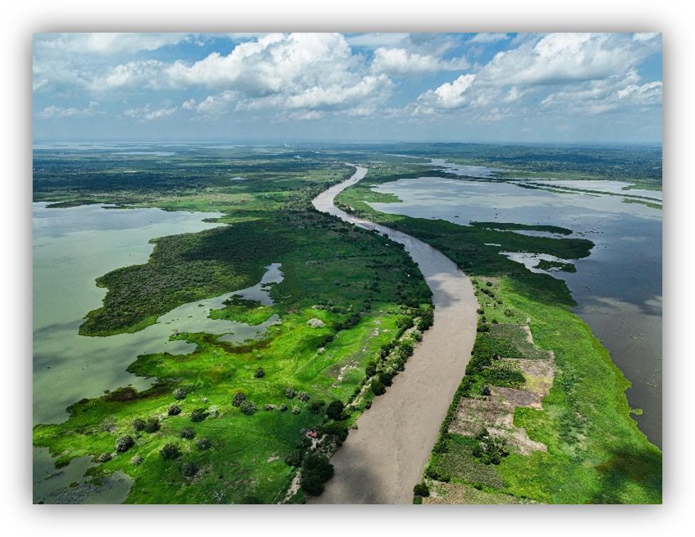 Una carretera encima de una llanura y rodeado de agua