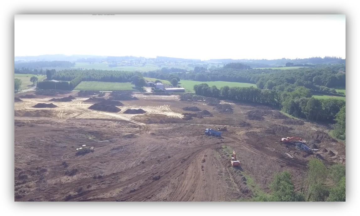 Vista aérea de una gran excavación con maquinaria trabajando en un terreno rural rodeado de campos y arbolado