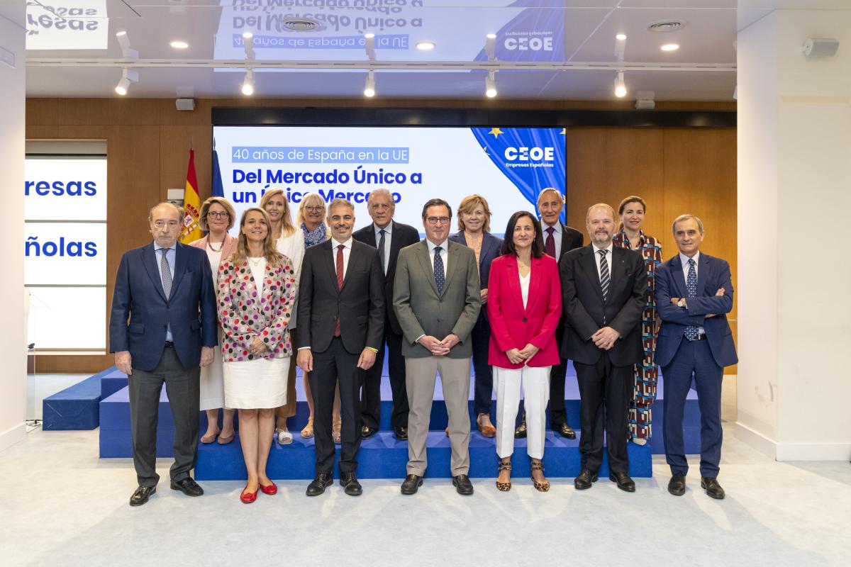 Foto familia CEOE 40 aniversario España en la UE