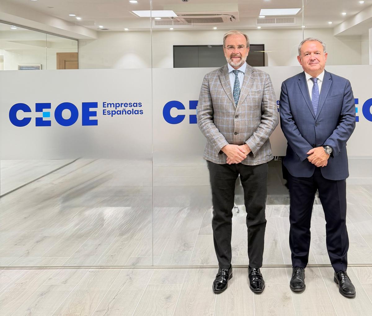 Marcelo Molet de la UIA y Narciso Casado durante la reunión en CEOE
