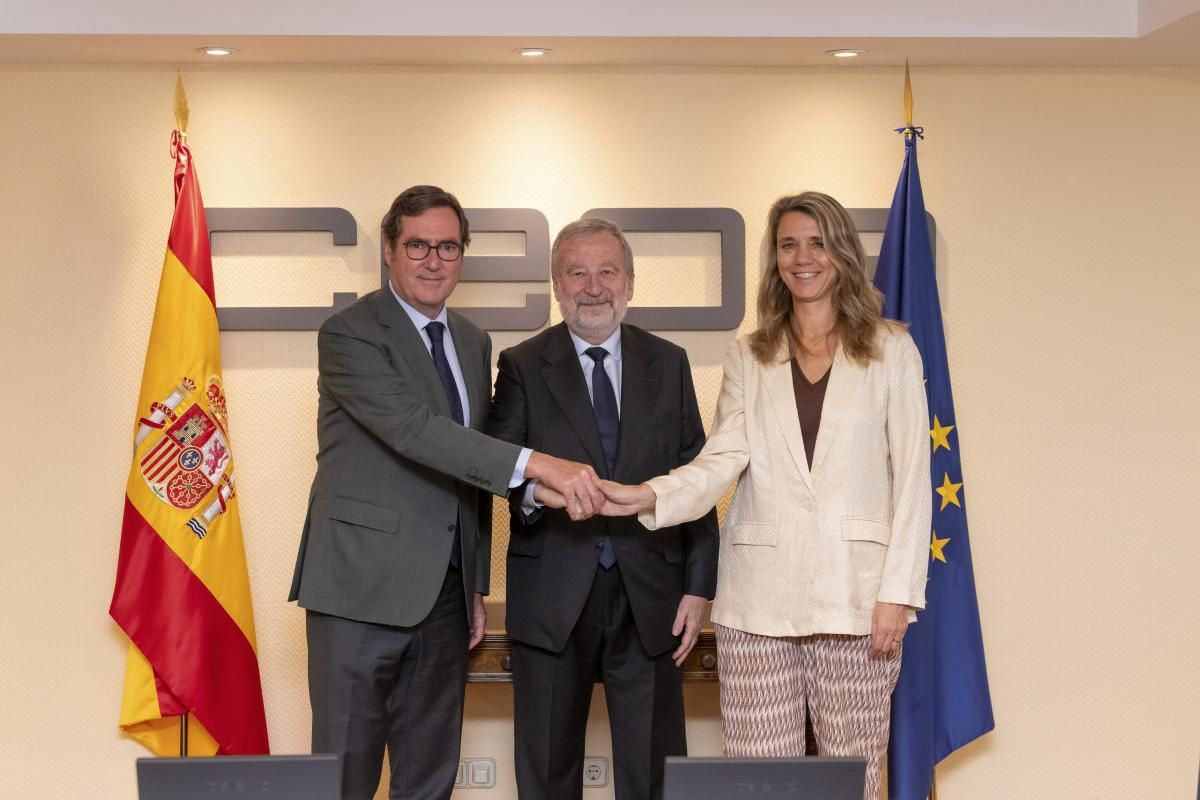 Firma del convenio entre CEOE, CEPYME y Caixabank