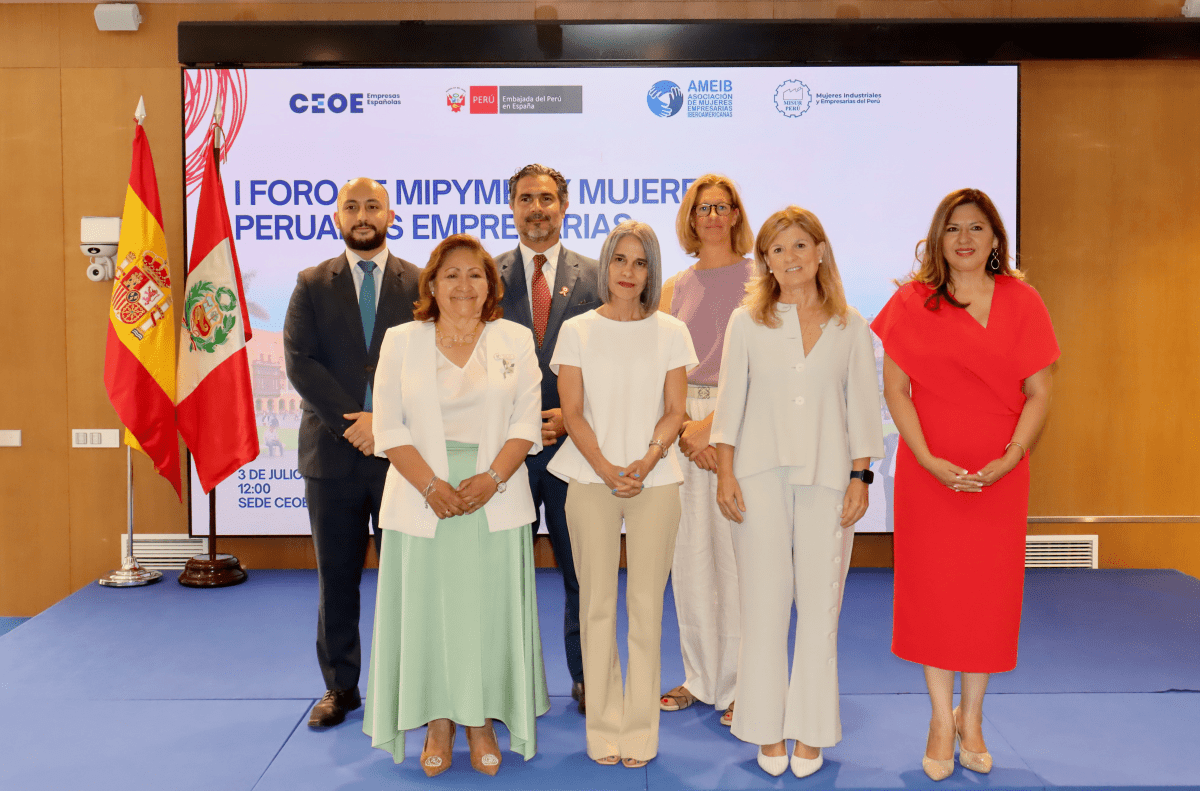 Foto de familia de los participantes en el I Foro de Mipymes y Mujeres Peruanas Empresarias en CEOE