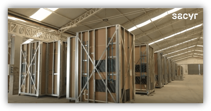 Módulos constructivos industrializados almacenados en una nave de producción para proyectos de edificación.
