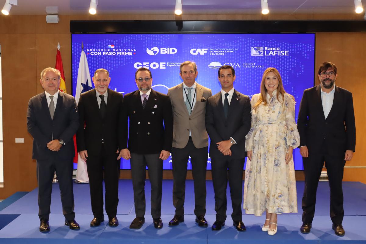 Foto de familia de algunos de los participantes en el II Foro de Panamá celebrado en CEOE