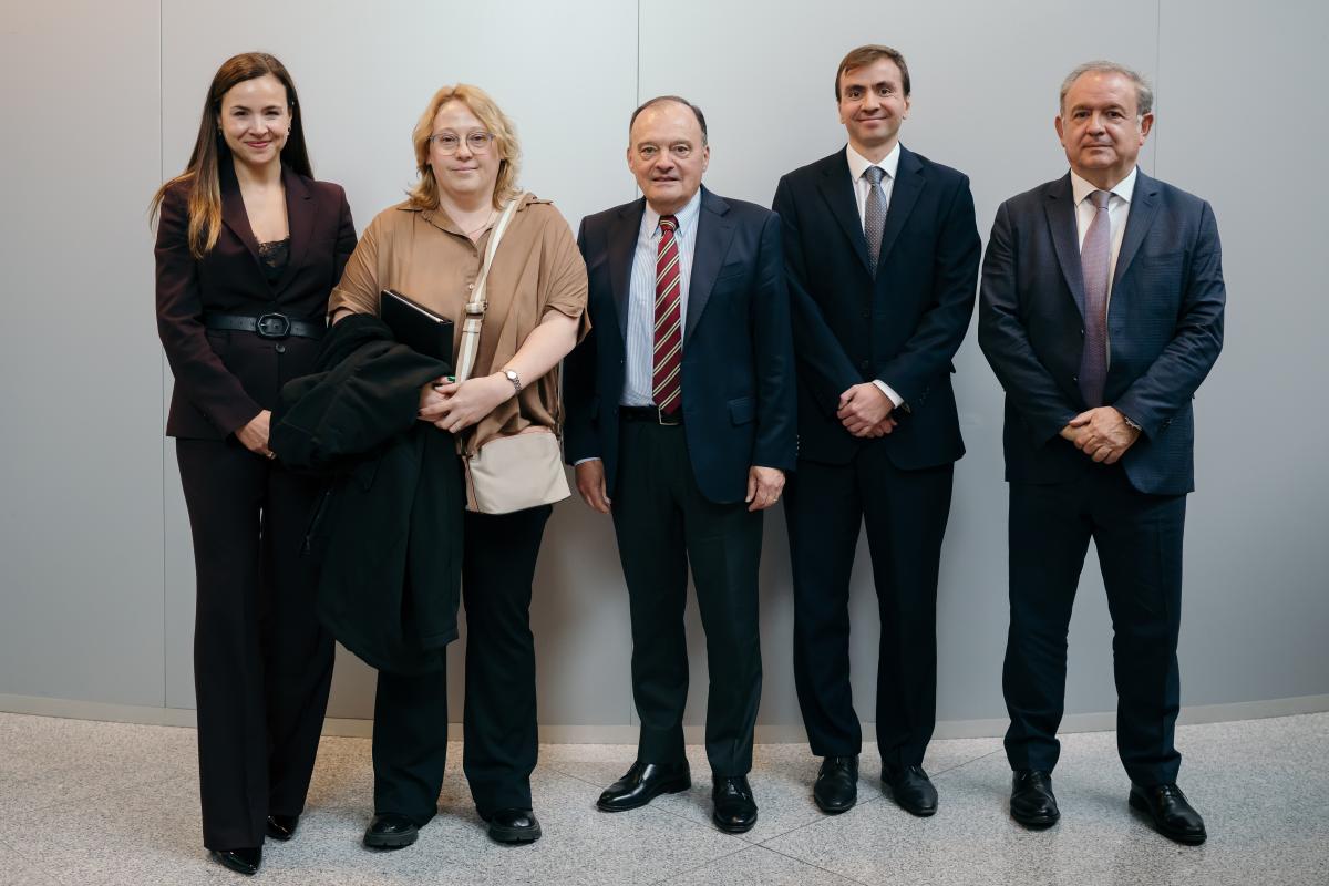 Narciso Casado junto a otros expertos de la región en el marco de la Cumbre Ministerial de la OCDE en Uruguay