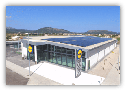 Supermercado Lidl con paneles solares instalados en la cubierta del edificio y montañas al fondo.