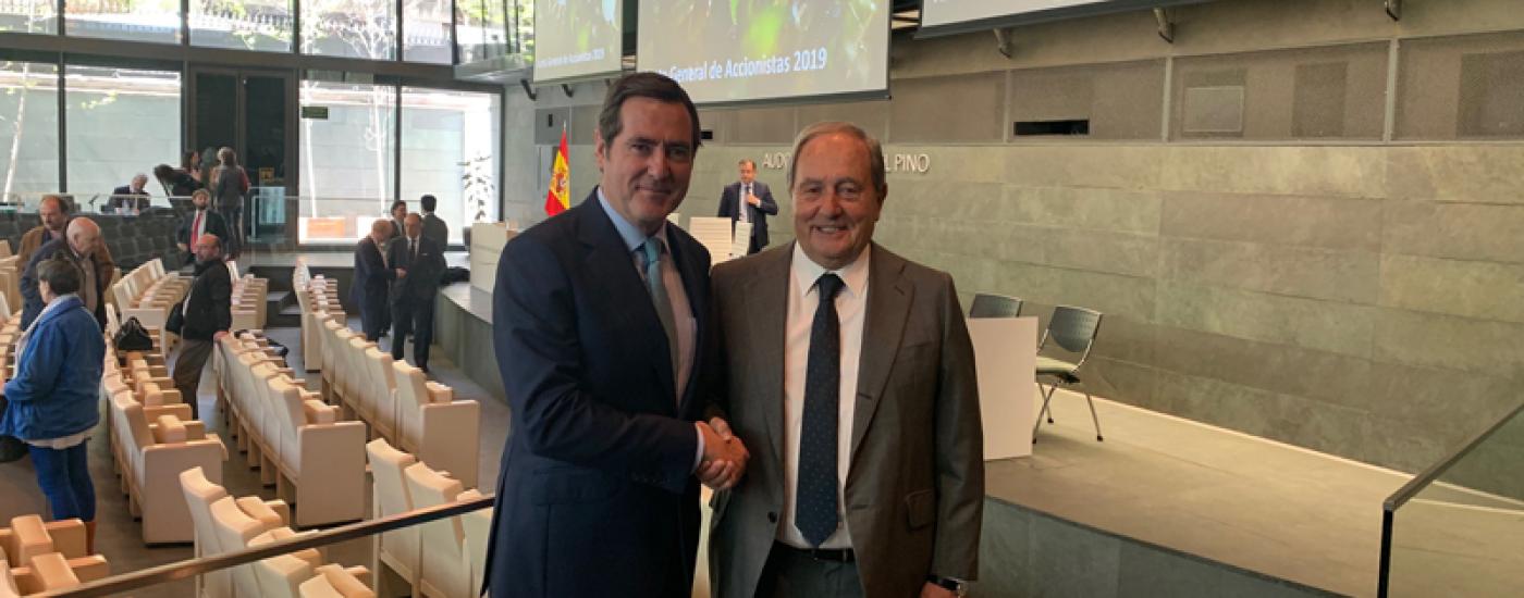 El presidente de CEOE, Antonio Garamendi, junto al presidente de Ence, Juan Luis Arregui.