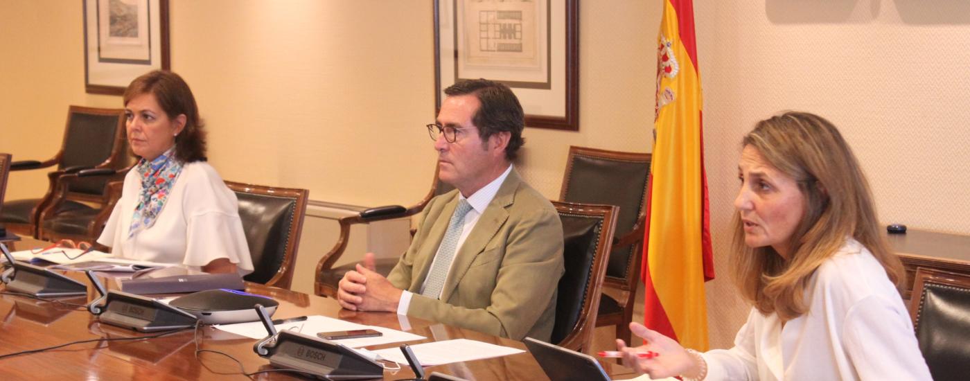 Marta Blanco, directora de CEOE Internacional, Antonio Garamendi, presidente de CEOE, y Chus Escobar, socia responsable de Sector Público y de Financial Accounting Advisory Services de EY, en la presentación del informe "Gestión de la crisis turística provocada por la COVID-19"