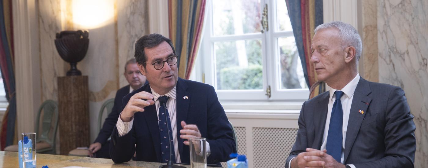 El presidente de CEOE, Antonio Garamendi, junto a Patrick Martin, presidente de MEDEF