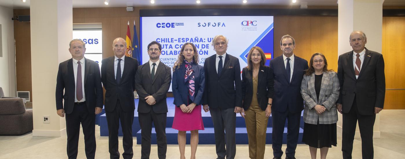 Miguel Garrido, vicepresidente de CEOE, Andrés Montero, presidente del capítulo chileno del Consejo Empresarial Chile - España, y Vanesa Álvarez Franco, directora de proyectos en ICEX, junto a otros participantes en el foro empresarial España - Chile