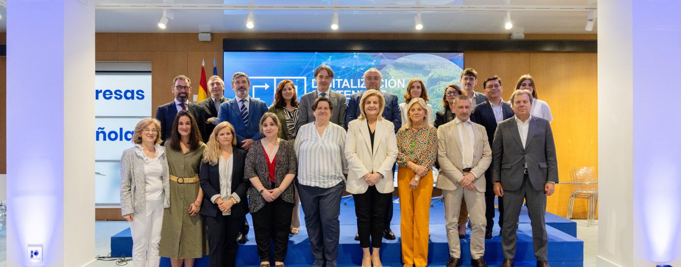 Fátima Báñez, junto al equipo de Digitalización Sostenible, miembros de SCRAP y representantes de las empresas colaboradoras