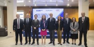 Miguel Garrido, vicepresidente de CEOE, Andrés Montero, presidente del capítulo chileno del Consejo Empresarial Chile - España, y Vanesa Álvarez Franco, directora de proyectos en ICEX, junto a otros participantes en el foro empresarial España - Chile  