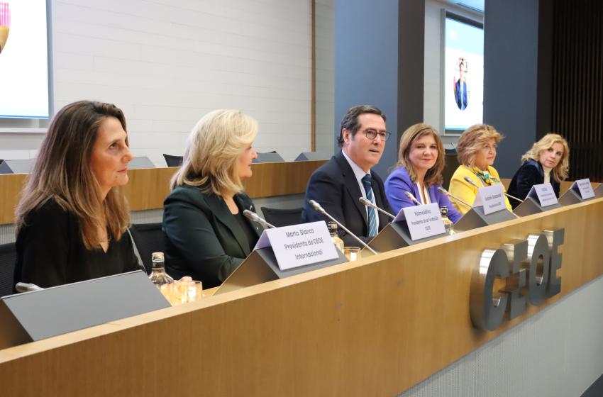 El presidente de CEOE, Antonio Garamendi, clausura el acto de celebración del día de la mujer en CEOE