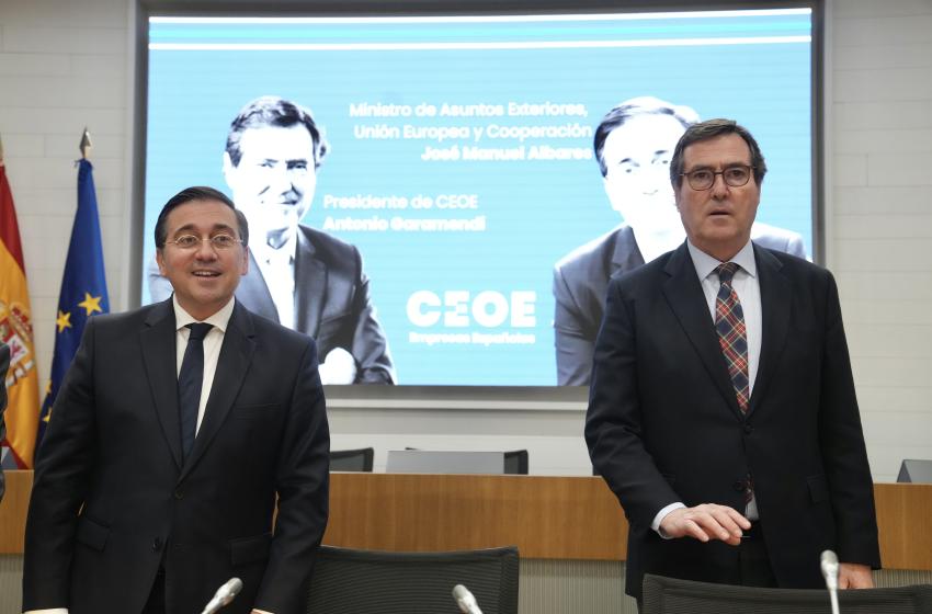 El ministro de Asuntos Exteriores, José María Albares, junto al presidente de CEOE, Antonio Garamendi