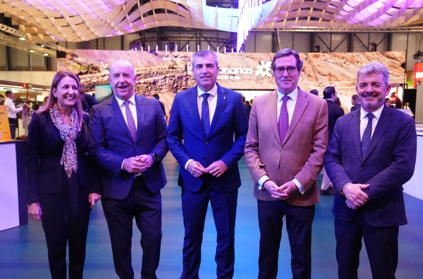 Fitur 2025: el presidente de CEOE, Antonio Garamendi, en el estand de Canarias