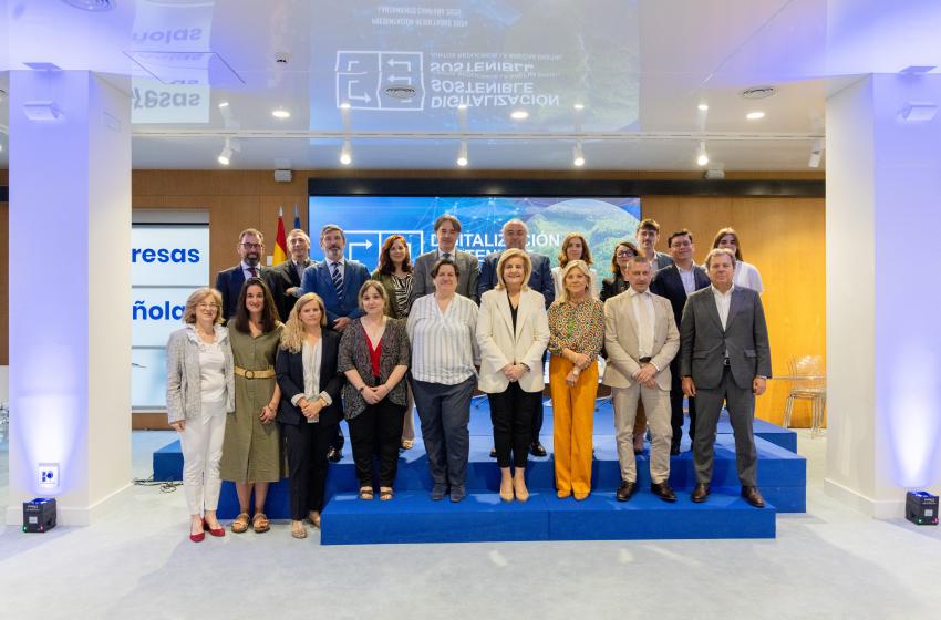 Fátima Báñez, junto al equipo de Digitalización Sostenible, miembros de SCRAP y representantes de las empresas colaboradoras