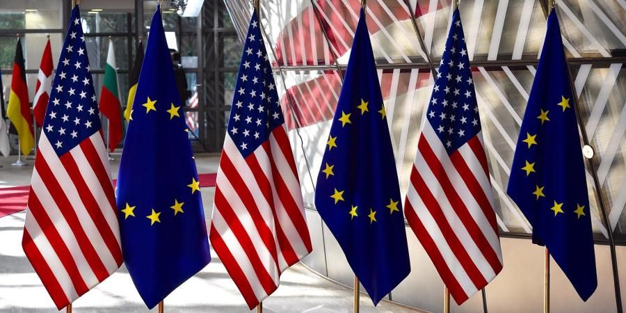 Banderas de Estados Unidos y Unión Europea