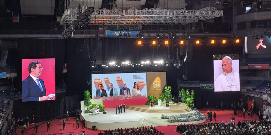 Antonio Garamendi con el Papa en el Movistar Arena