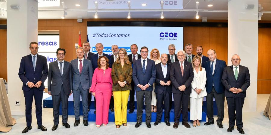Foto de familia de la jornada de absentismo en CEOE
