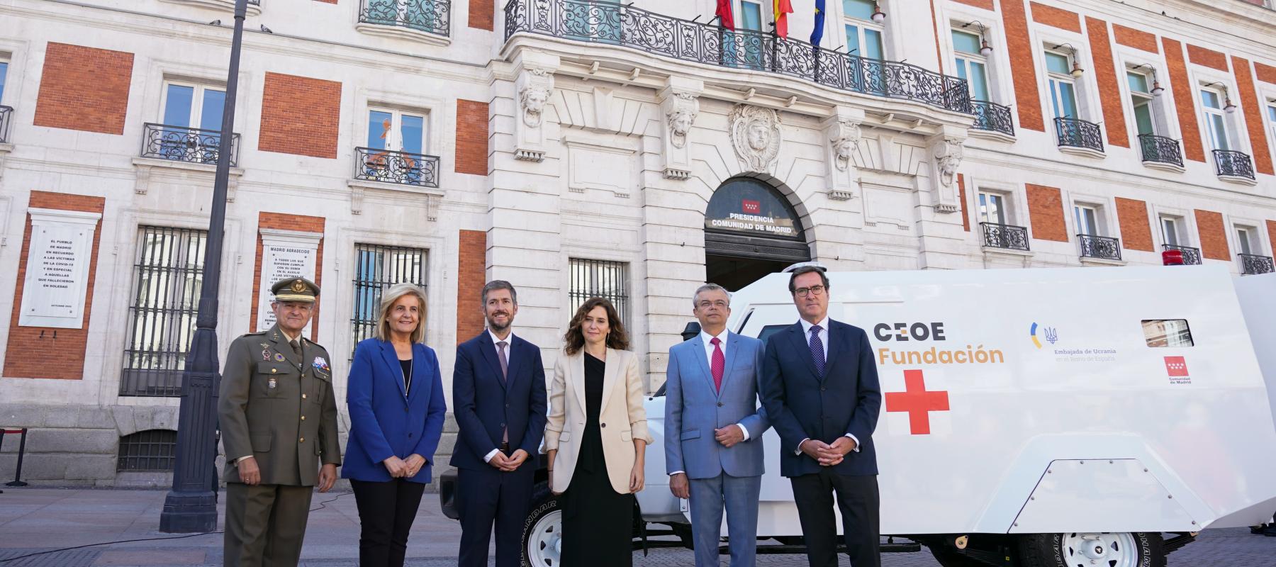 De izda. a dcha., el teniente general Fernando López de Pozo, director general de Política de Defensa; Fátima Báñez, presidenta de Fundación CEOE; el consejero de Presidencia y portavoz del Gobierno regional, Miguel Ángel García; la presidenta de la Comunidad de Madrid, Isabel Díaz Ayuso; el embajador de Ucrania, Serhii Pohoreltsev; y el presidente de CEOE, Antonio Garamendi.