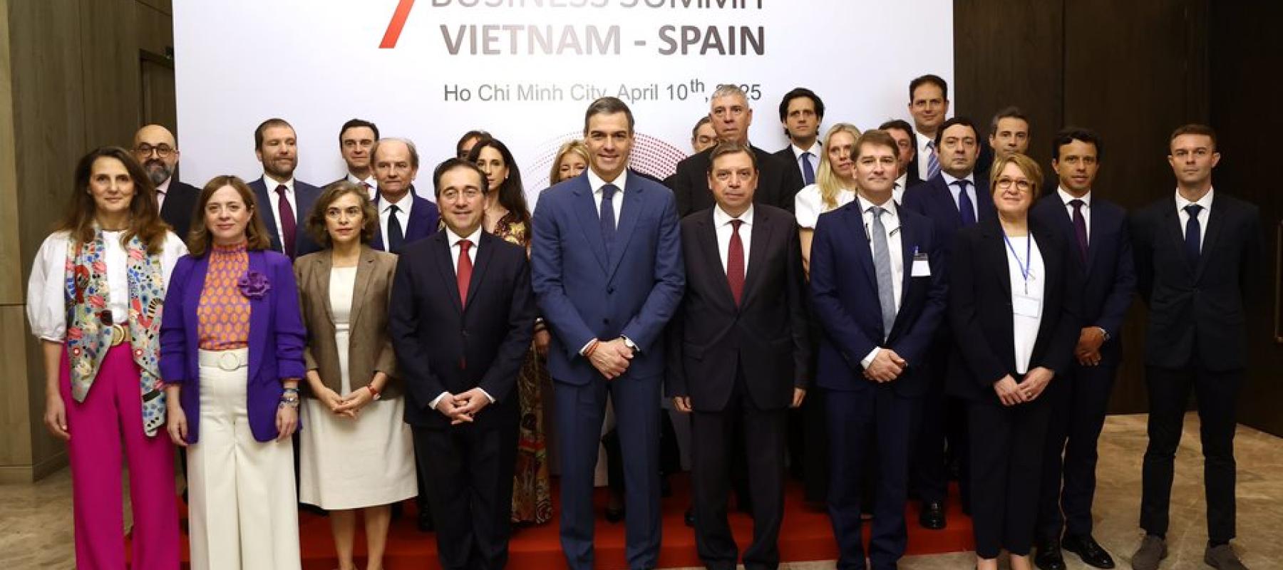 Foto institucional del viaje de Pedro Sánchez a Vietnam