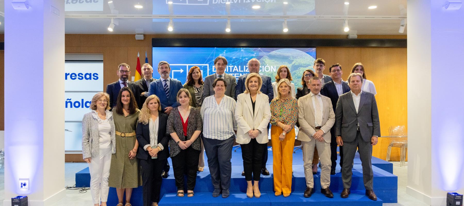 Fátima Báñez, junto al equipo de Digitalización Sostenible, miembros de SCRAP y representantes de las empresas colaboradoras