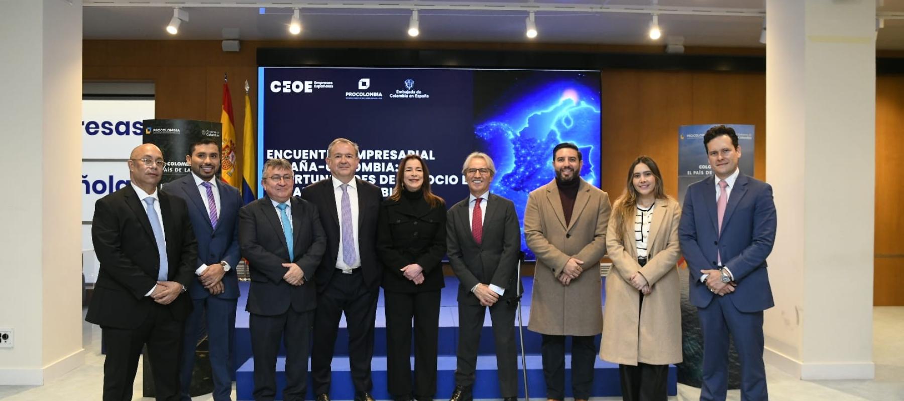 Foto de familia de los participantes en el Encuentro Empresarial con autoridades de El Caribe Colombiano
