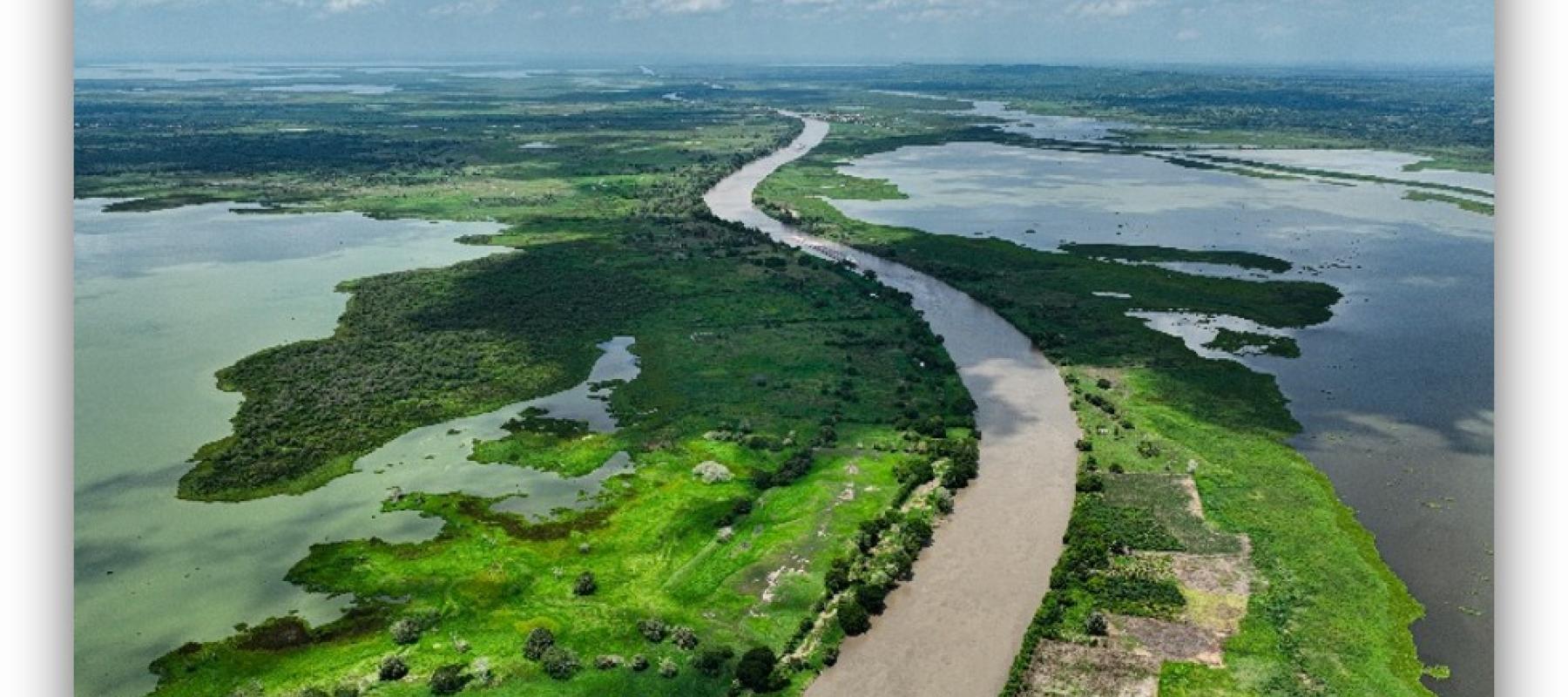 Una carretera encima de una llanura y rodeado de agua