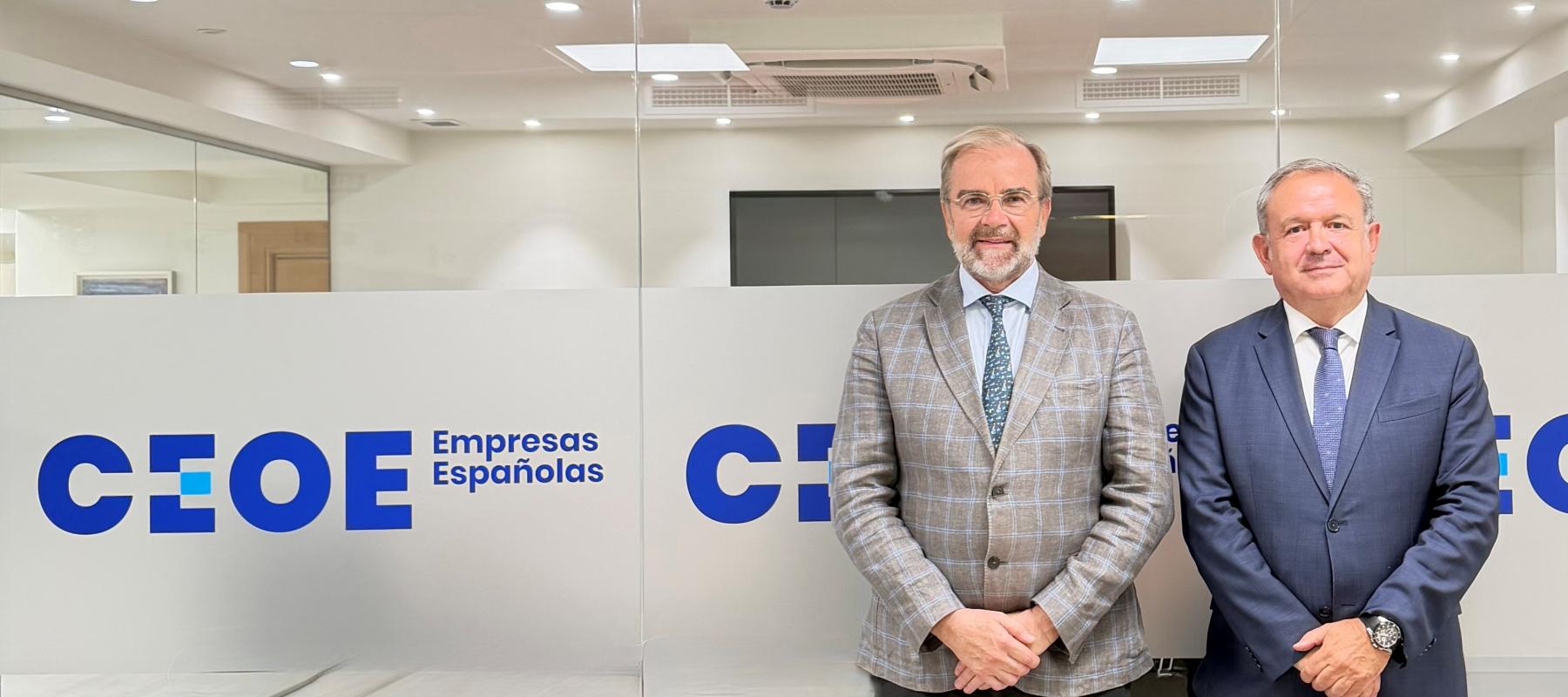 Marcelo Molet de la UIA y Narciso Casado durante la reunión en CEOE