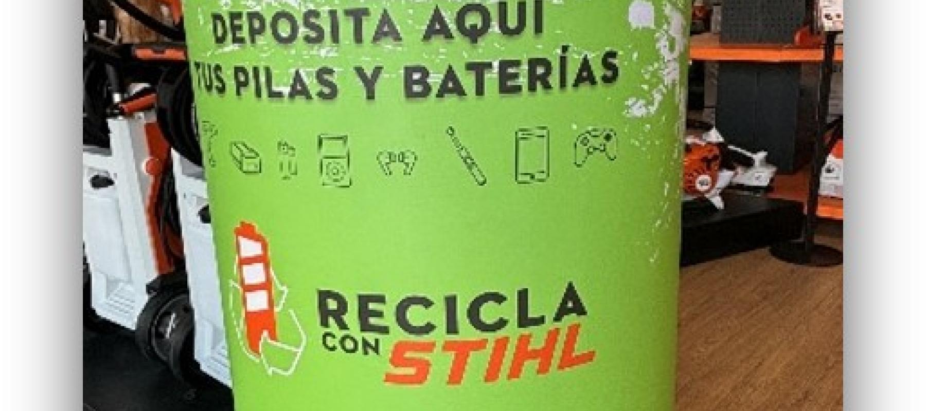 Contenedor verde para reciclaje de pilas y baterías en una tienda, con el mensaje ‘Deposita aquí tus pilas y baterías’.