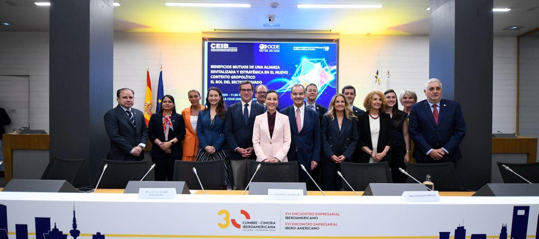 Algunos de los participantes en el Encuentro con el Sector Privado en CEOE