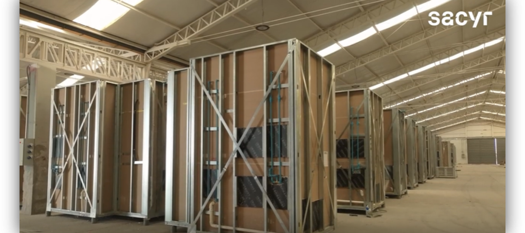 Módulos constructivos industrializados almacenados en una nave de producción para proyectos de edificación.