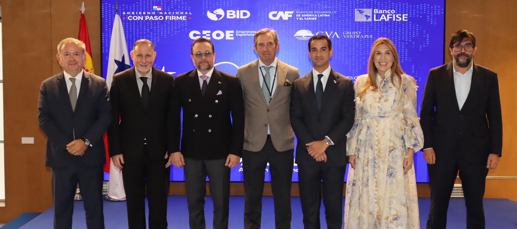Foto de familia de algunos de los participantes en el II Foro de Panamá celebrado en CEOE