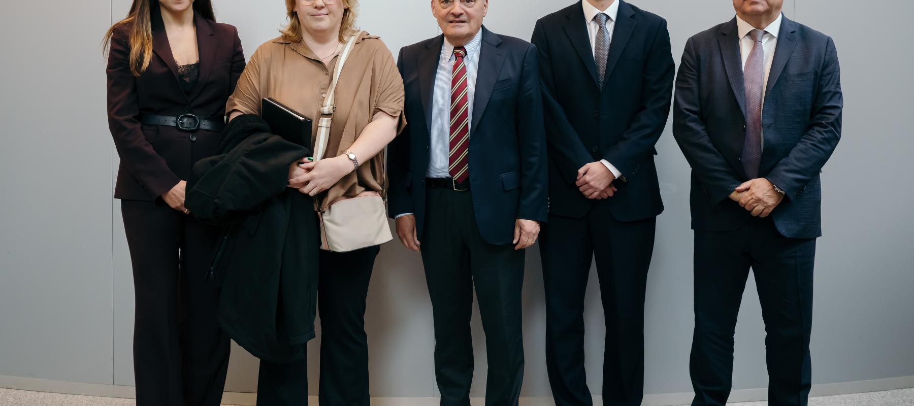 Narciso Casado junto a otros expertos de la región en el marco de la Cumbre Ministerial de la OCDE en Uruguay