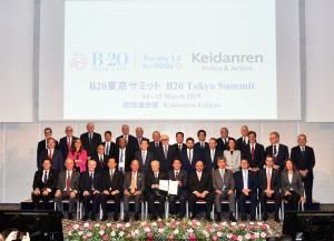media-file-4531-foto-de-familia-de-los-participantes-en-la-cumbre-20-en-tokyo.JPG