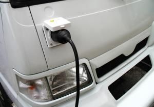 Vehículo eléctrico enchufado para realizar una carga