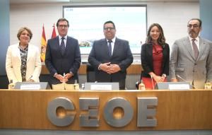 El ministro de Economía y Finanzas de Perú, Álex Contreras, en su visita a CEOE