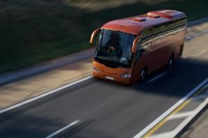 Autobús circulando por una carretera